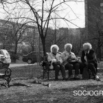 Idős asszonyok lakótelepi padon (Staré ženy na lavici)